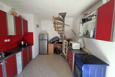 Prodaje se dvoetažni stan u mirnom okruženju na Verudi, Pula